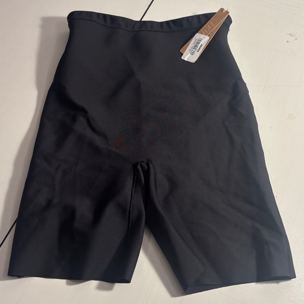 Skims body zone mid rise shorts $70 value
